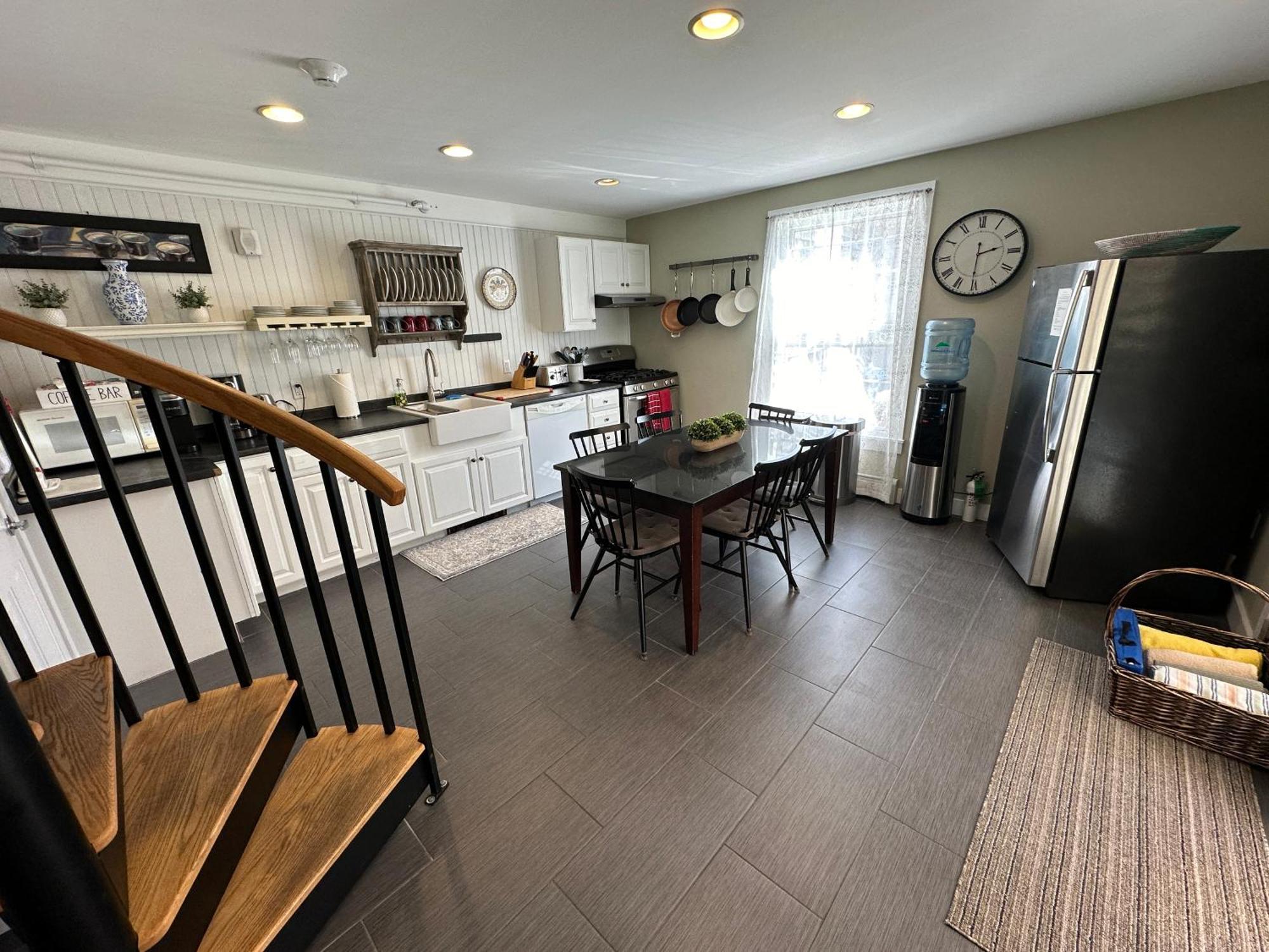 Entire Historic 5 Bed 5 Bath Inn Sleeps 17 Tour de Tour de Newport Extérieur photo